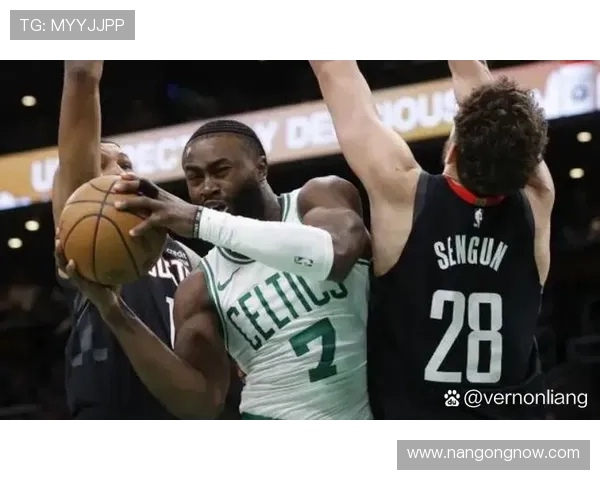 NBA季后赛最新战况：詹姆斯领衔湖人逆袭快船，雄鹿与凯尔特人展开激烈对决