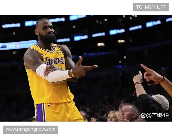 NBA季后赛激烈角逐詹姆斯创历史新纪录勇士核心表现引关注
